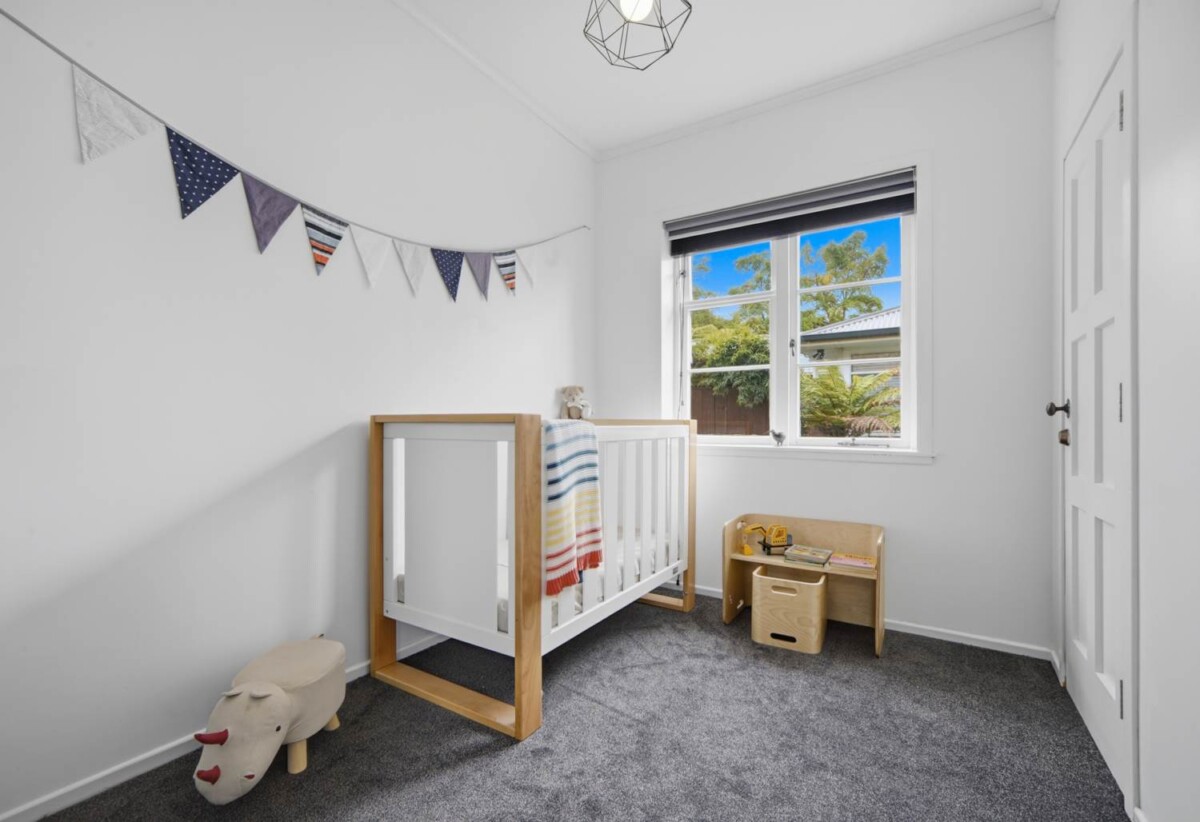 Motivated Vendor – Must Sell , Brick and tile 3 beds 1 bath house with garage, brandnew carpet, just moments away from Glenfield Mall, local supermarkets, and the Glenfield Leisure Centre, with easy motorway access, 0.9 km to Glenfield Primary School, 2/14 Hogans Road, Glenfield, Auckland