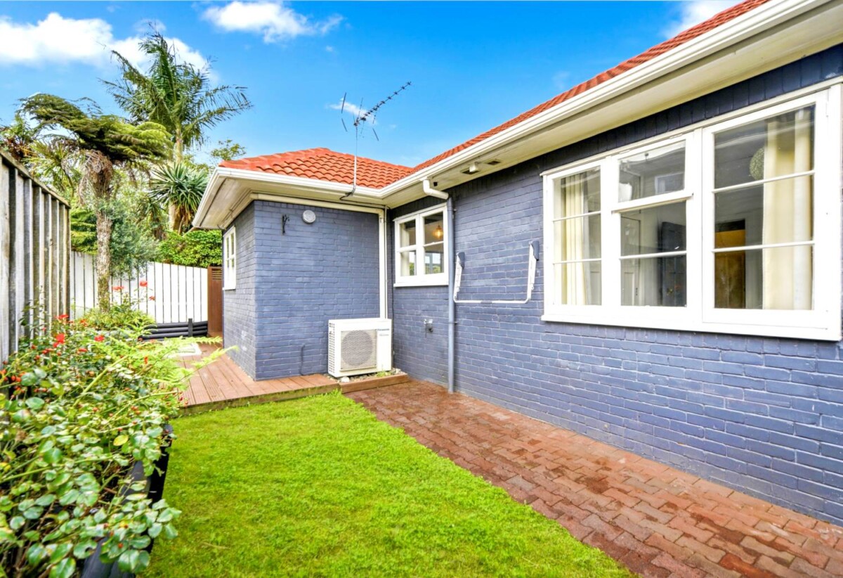 Motivated Vendor – Must Sell , Brick and tile 3 beds 1 bath house with garage, brandnew carpet, just moments away from Glenfield Mall, local supermarkets, and the Glenfield Leisure Centre, with easy motorway access, 0.9 km to Glenfield Primary School, 2/14 Hogans Road, Glenfield, Auckland