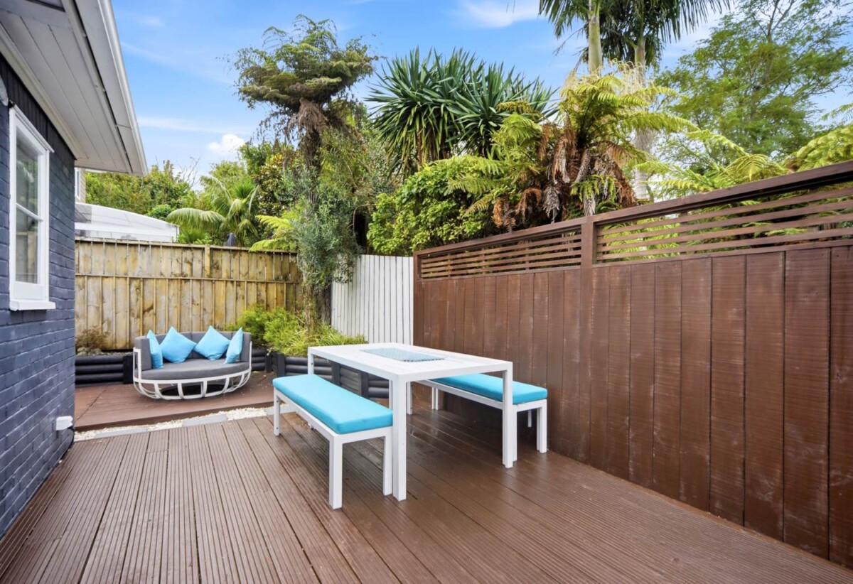Motivated Vendor – Must Sell , Brick and tile 3 beds 1 bath house with garage, brandnew carpet, just moments away from Glenfield Mall, local supermarkets, and the Glenfield Leisure Centre, with easy motorway access, 0.9 km to Glenfield Primary School, 2/14 Hogans Road, Glenfield, Auckland