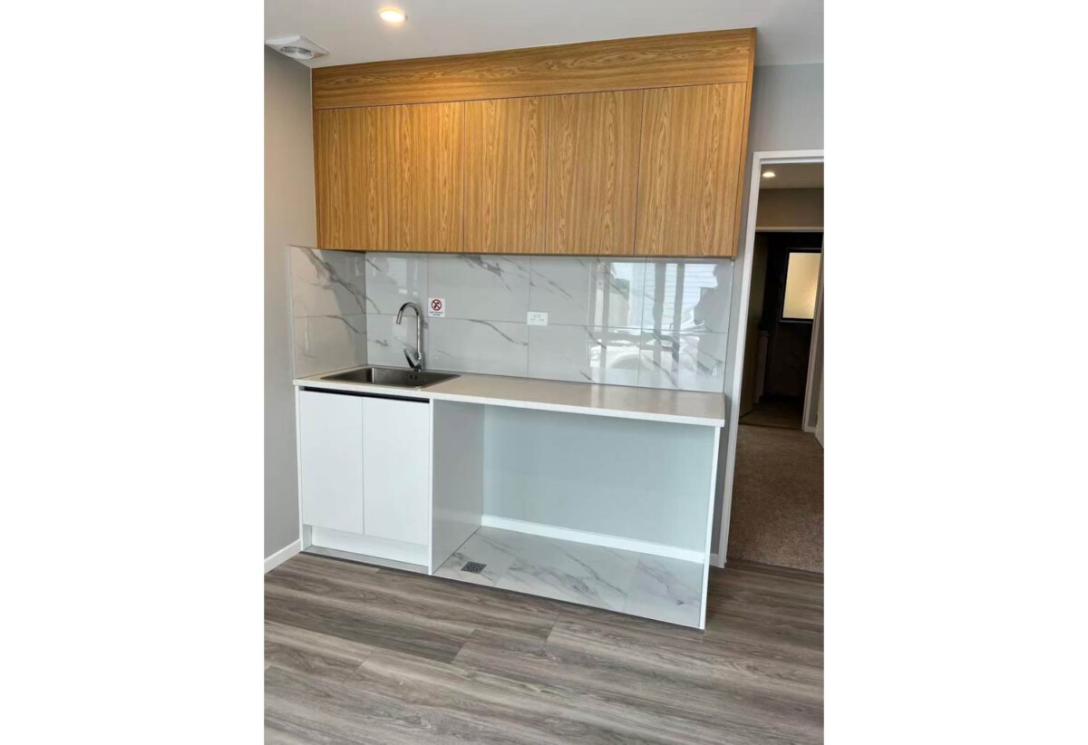 Brandnew 2 beds 2 baths home with car park, Ground Floor: Private sitting room with combine bathroom with separate laundry – perfect for guests, multigenerational living, or working from home, Steps from popular cafes, shops, supermarket and dining spots, 0.8 km to Pakuranga College, 3/24 Aberfeldy Avenue, Highland Park, Auckland