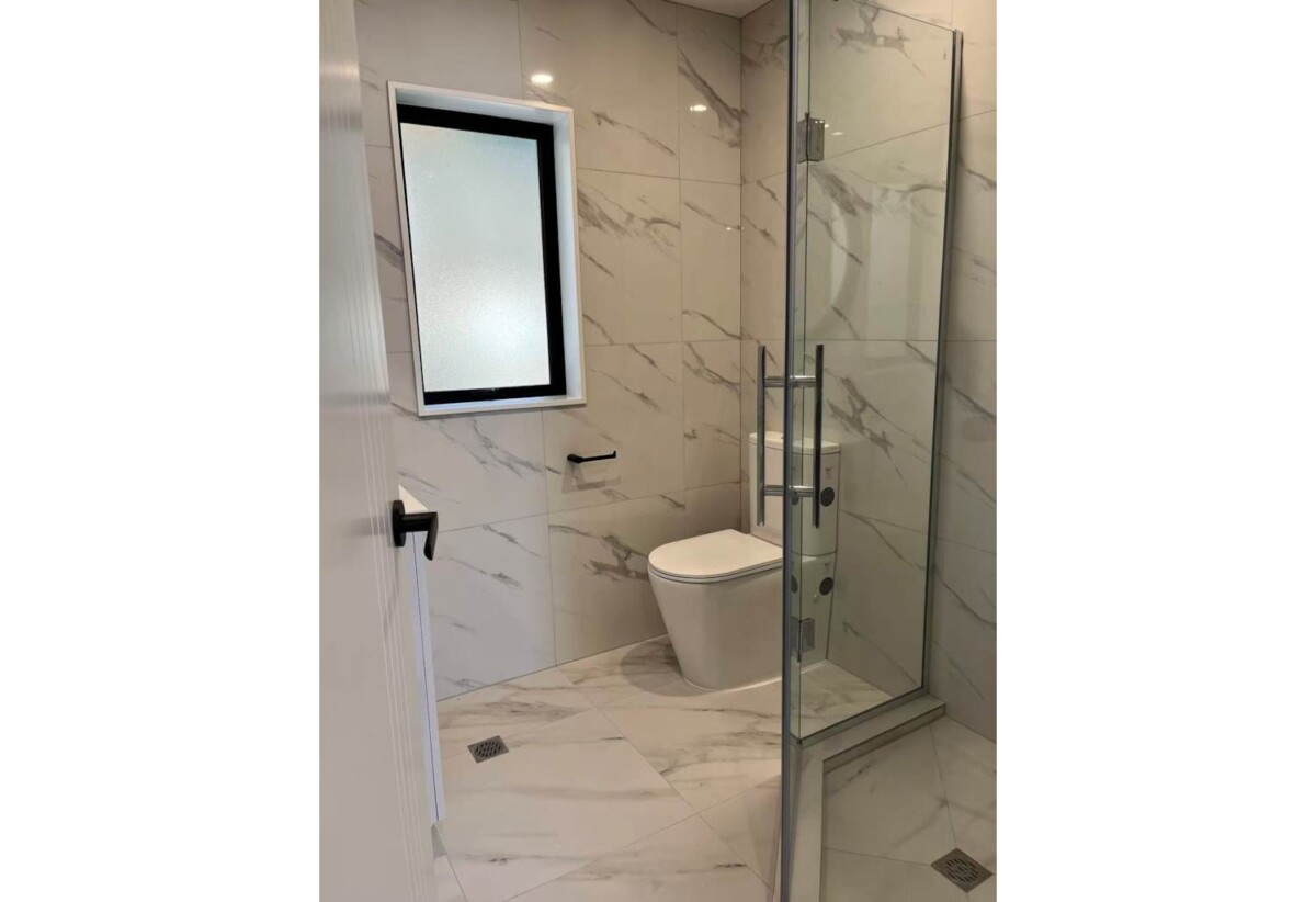 Brandnew 2 beds 2 baths home with car park, Ground Floor: Private sitting room with combine bathroom with separate laundry – perfect for guests, multigenerational living, or working from home, Steps from popular cafes, shops, supermarket and dining spots, 0.8 km to Pakuranga College, 3/24 Aberfeldy Avenue, Highland Park, Auckland
