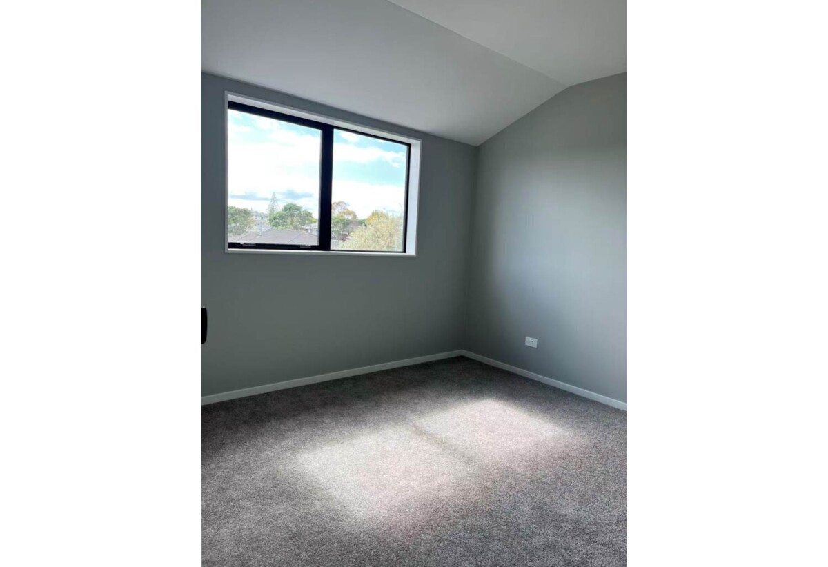 Brandnew 2 beds 2 baths home with car park, Ground Floor: Private sitting room with combine bathroom with separate laundry – perfect for guests, multigenerational living, or working from home, Steps from popular cafes, shops, supermarket and dining spots, 0.8 km to Pakuranga College, 3/24 Aberfeldy Avenue, Highland Park, Auckland
