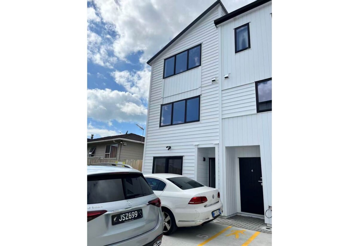 Brandnew 2 beds 2 baths home with car park, Ground Floor: Private sitting room with combine bathroom with separate laundry – perfect for guests, multigenerational living, or working from home, Steps from popular cafes, shops, supermarket and dining spots, 0.8 km to Pakuranga College, 3/24 Aberfeldy Avenue, Highland Park, Auckland