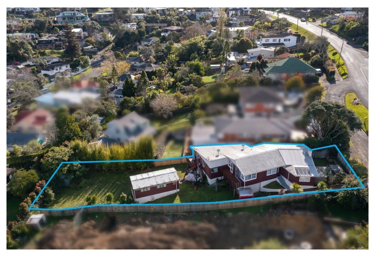 Rangitoto College, 842m2 section, 3 beds 2 baths main home + 2 beds 1 bath minor dwelling, close to schools, Mairangi Bay Beach and Village, 0.6 km to Murrays Bay School, 522 Beach Road, Murrays Bay, Auckland