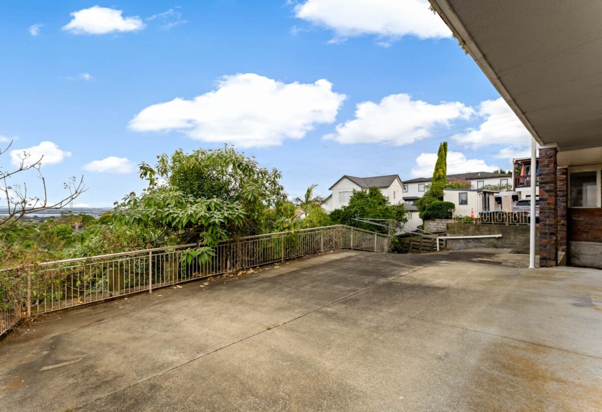 Develop/ Do Up Opportunity On 1189m² Elevated Site, 4 beds 1 bath home upstairs, 1 bed 1 flexi room 1 bath downstairs, double garage, this 190m2 house needs renovation, Motivated Owners, close to schools, shops, motorway access, 0.4 km to Hillsborough School, 16 Kelsey Crescent, Hillsborough, Auckland