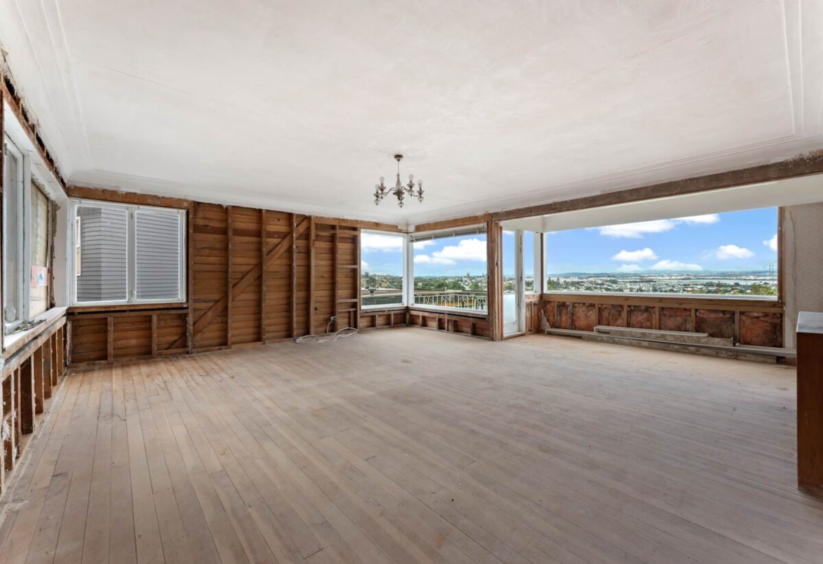 Develop/ Do Up Opportunity On 1189m² Elevated Site, 4 beds 1 bath home upstairs, 1 bed 1 flexi room 1 bath downstairs, double garage, this 190m2 house needs renovation, Motivated Owners, close to schools, shops, motorway access, 0.4 km to Hillsborough School, 16 Kelsey Crescent, Hillsborough, Auckland