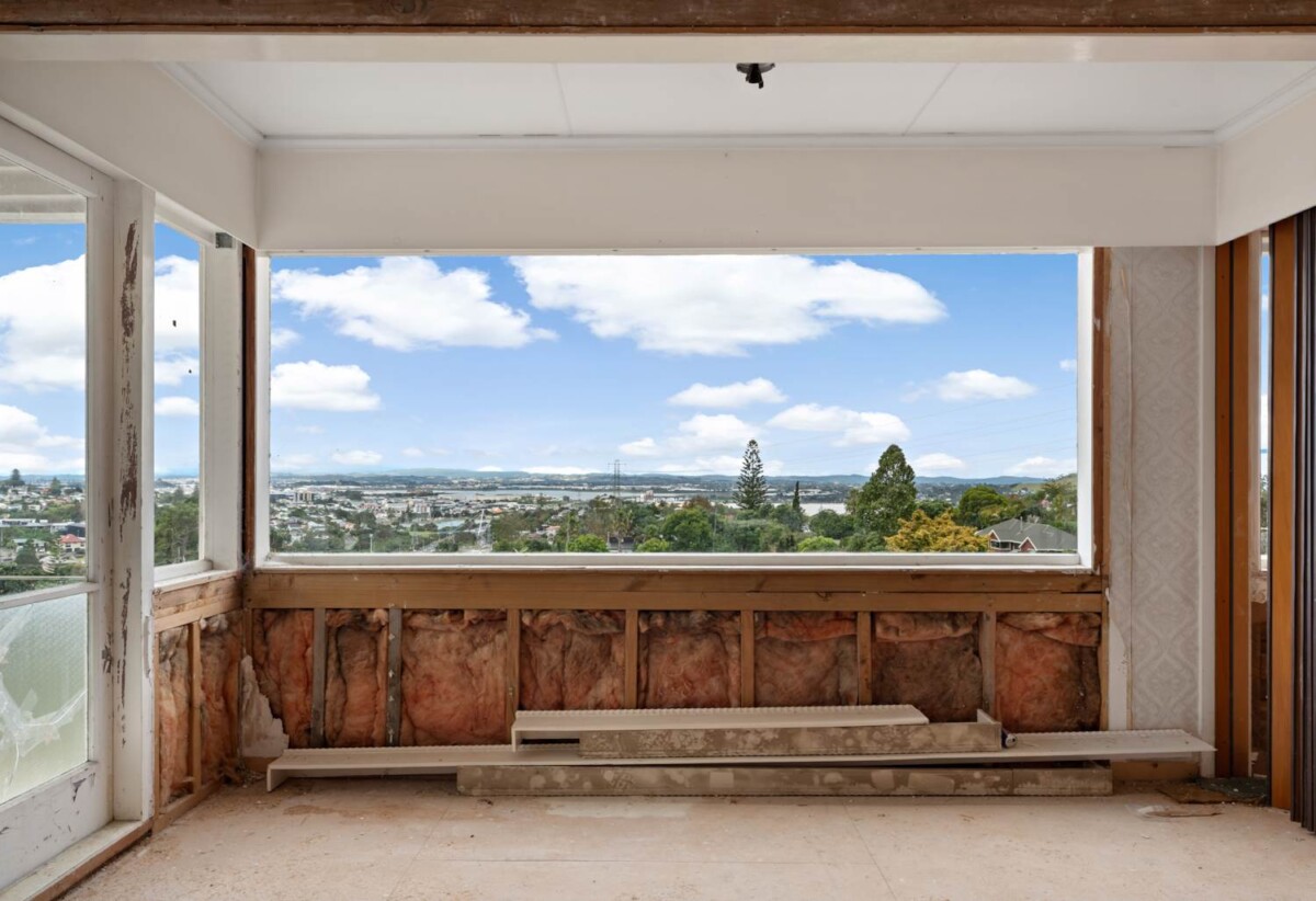 Develop/ Do Up Opportunity On 1189m² Elevated Site, 4 beds 1 bath home upstairs, 1 bed 1 flexi room 1 bath downstairs, double garage, this 190m2 house needs renovation, Motivated Owners, close to schools, shops, motorway access, 0.4 km to Hillsborough School, 16 Kelsey Crescent, Hillsborough, Auckland