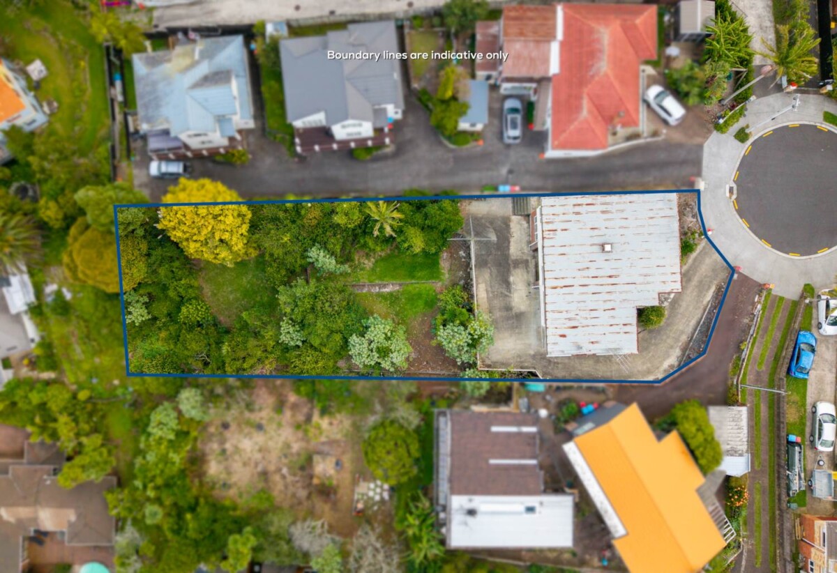 Develop/ Do Up Opportunity On 1189m² Elevated Site, 4 beds 1 bath home upstairs, 1 bed 1 flexi room 1 bath downstairs, double garage, this 190m2 house needs renovation, Motivated Owners, close to schools, shops, motorway access, 0.4 km to Hillsborough School, 16 Kelsey Crescent, Hillsborough, Auckland