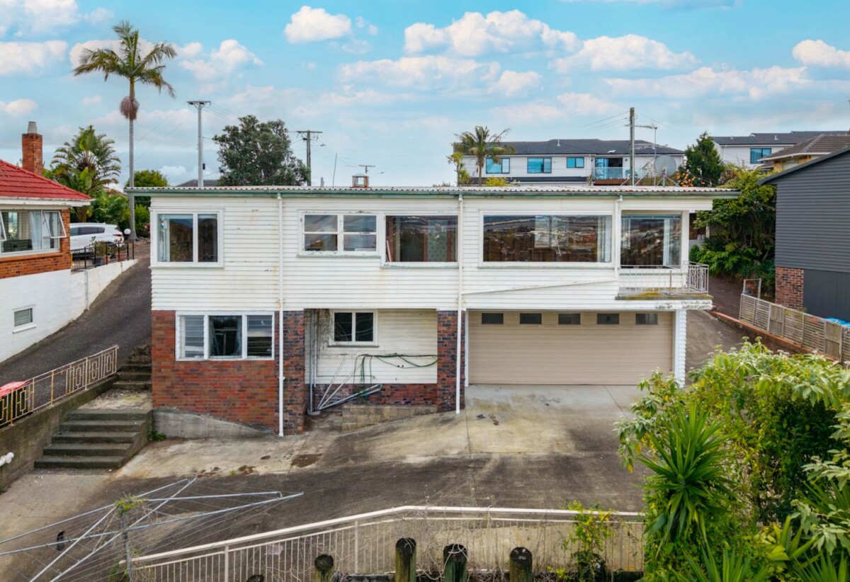Develop/ Do Up Opportunity On 1189m² Elevated Site, 4 beds 1 bath home upstairs, 1 bed 1 flexi room 1 bath downstairs, double garage, this 190m2 house needs renovation, Motivated Owners, close to schools, shops, motorway access, 0.4 km to Hillsborough School, 16 Kelsey Crescent, Hillsborough, Auckland