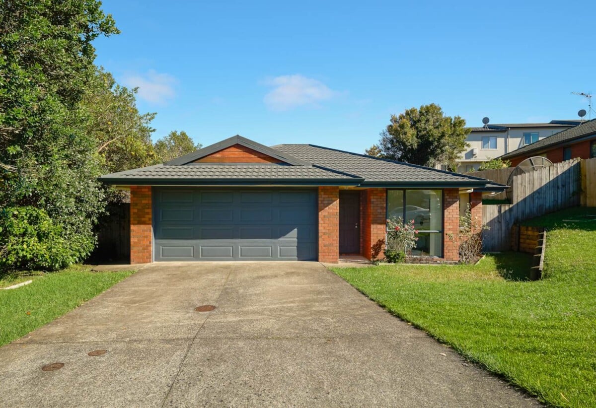 Brick and tile 4 beds + study room 2 baths house with double garage on 575m2 section, Close to a local reserve and playground, walking distance to shops, and just minutes to Albany Mega Centre, motorway access, In zone for Oteha Valley School, Northcross Intermediate, and Long Bay College, 0.5 km to Oteha Valley School, 8 Nimstedt Avenue, Oteha, Auckland
