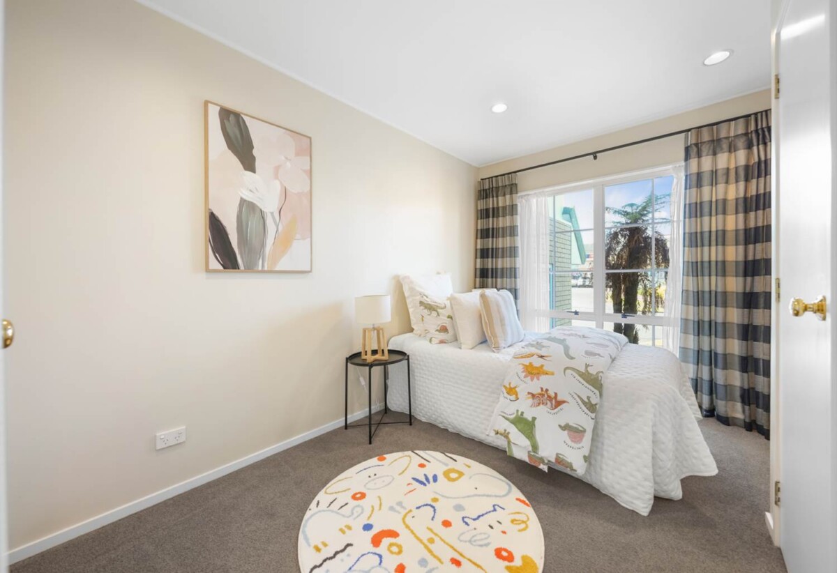 4 beds 3 baths house with double garage on 652m2 section, close to schools, shopping centres, golf club, 0.9 km to Botany Downs School, 117 Millhouse Drive, Northpark, Auckland