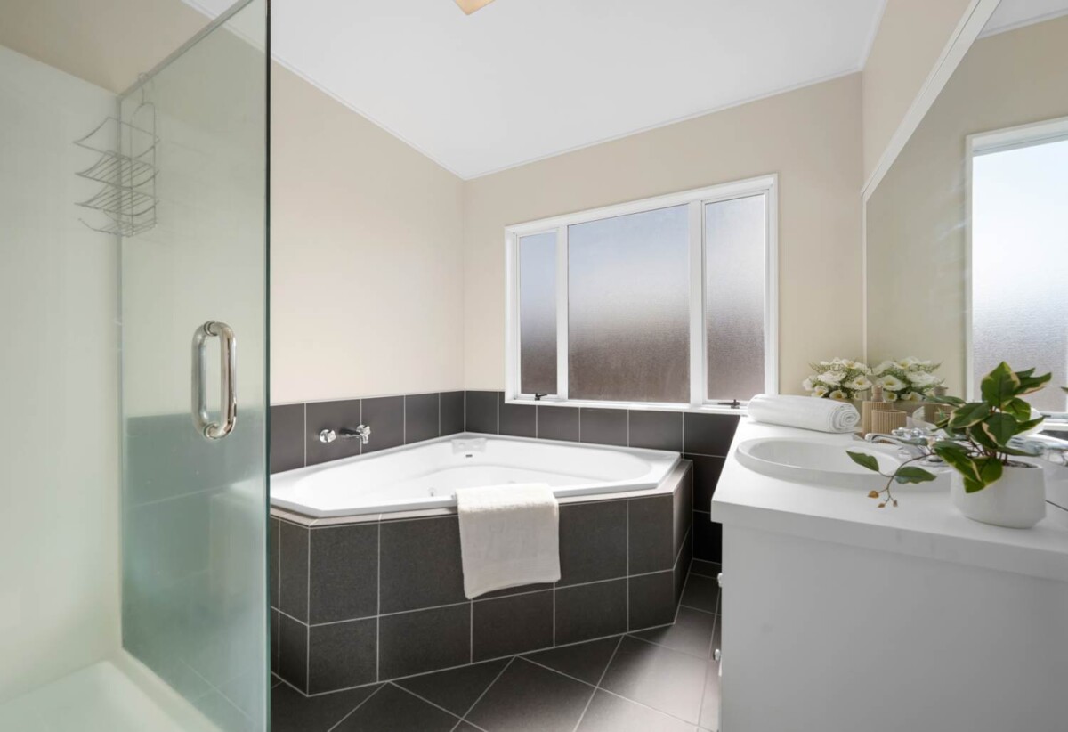 4 beds 3 baths house with double garage on 652m2 section, close to schools, shopping centres, golf club, 0.9 km to Botany Downs School, 117 Millhouse Drive, Northpark, Auckland