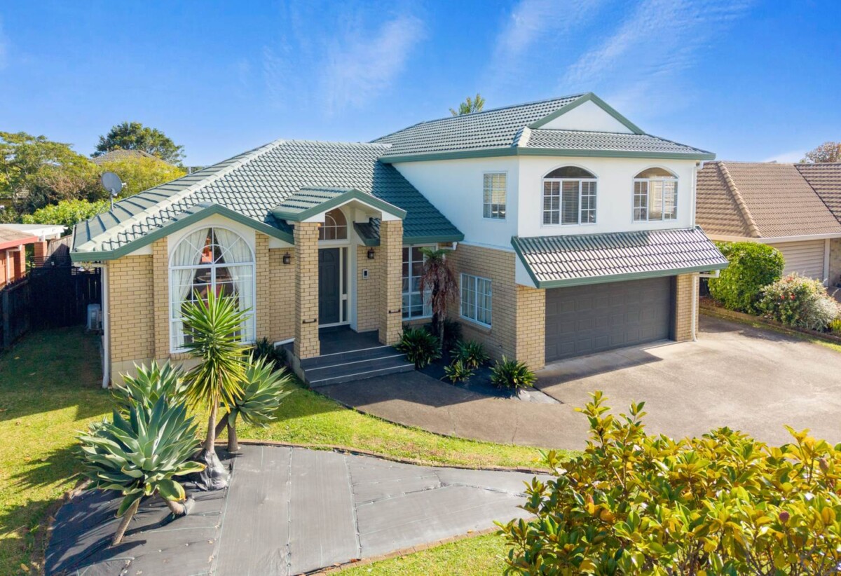 4 beds 3 baths house with double garage on 652m2 section, close to schools, shopping centres, golf club, 0.9 km to Botany Downs School, 117 Millhouse Drive, Northpark, Auckland