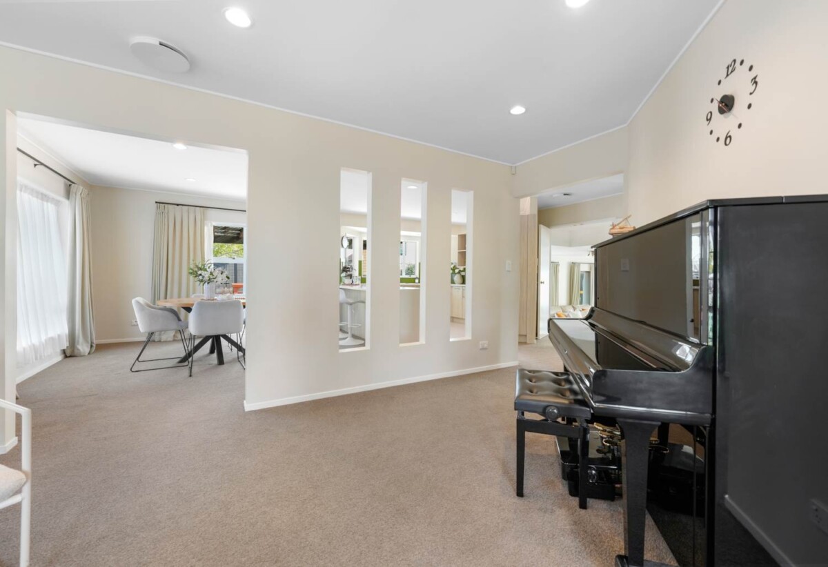 4 beds 3 baths house with double garage on 652m2 section, close to schools, shopping centres, golf club, 0.9 km to Botany Downs School, 117 Millhouse Drive, Northpark, Auckland