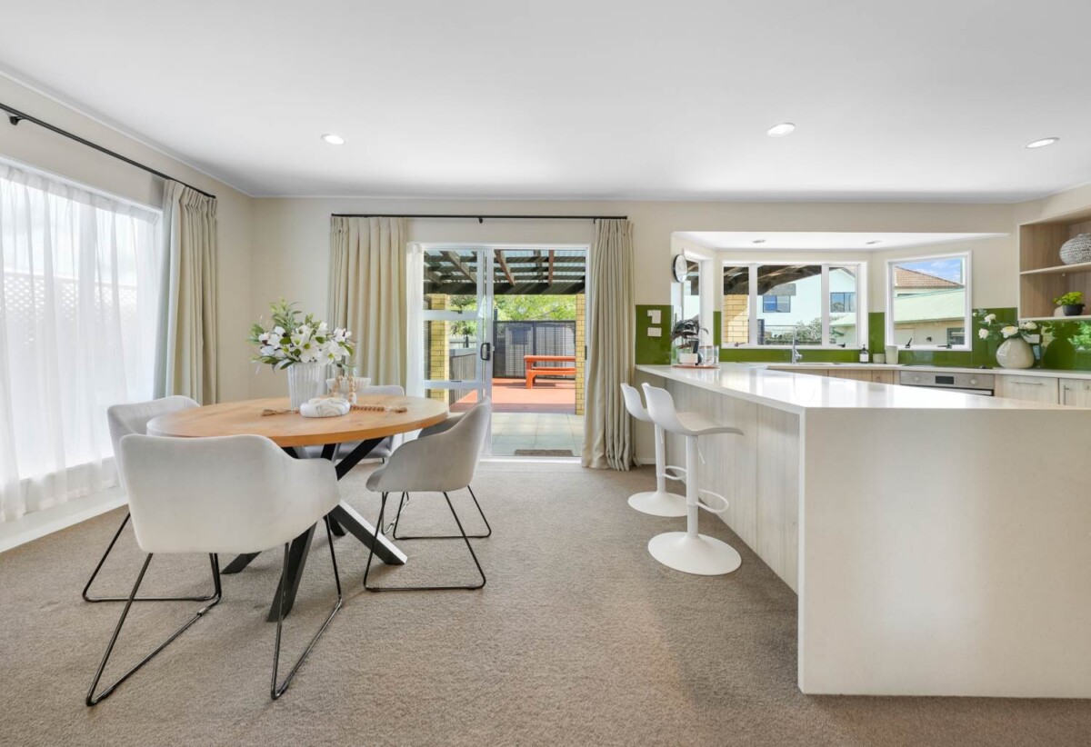 4 beds 3 baths house with double garage on 652m2 section, close to schools, shopping centres, golf club, 0.9 km to Botany Downs School, 117 Millhouse Drive, Northpark, Auckland