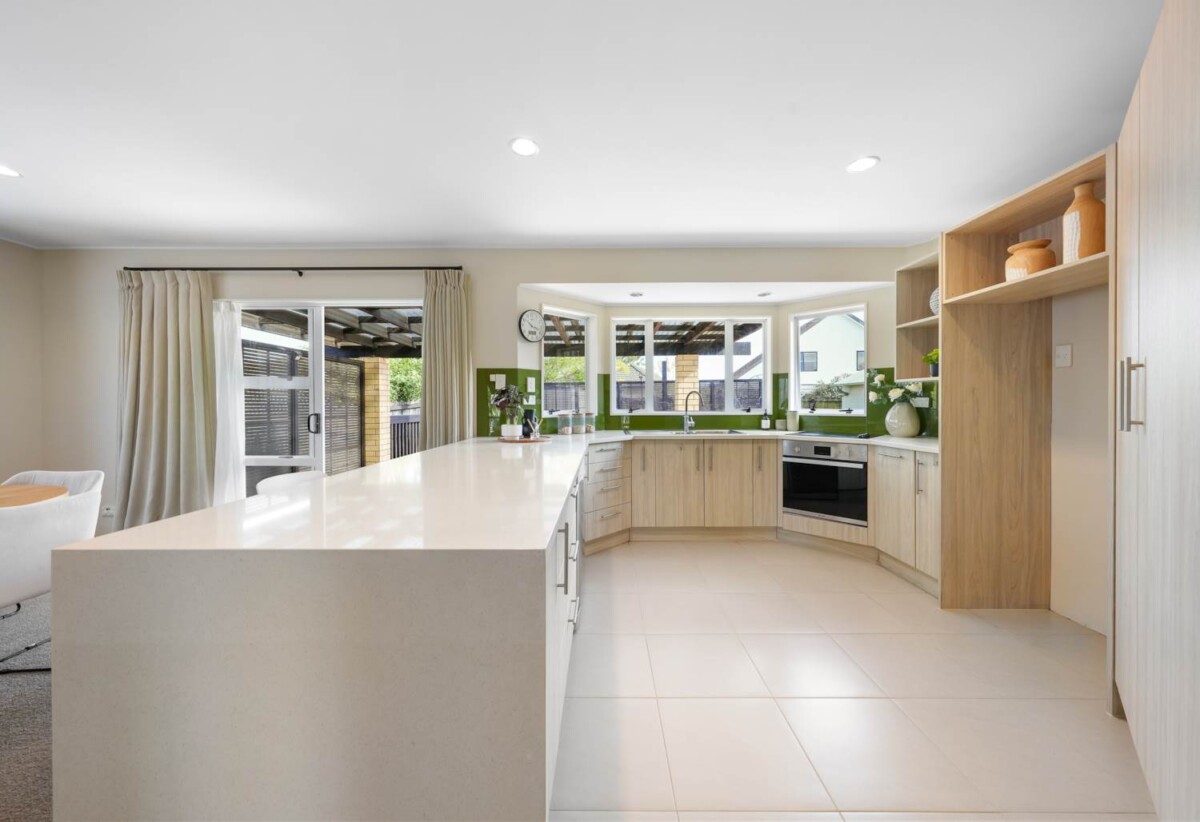 4 beds 3 baths house with double garage on 652m2 section, close to schools, shopping centres, golf club, 0.9 km to Botany Downs School, 117 Millhouse Drive, Northpark, Auckland