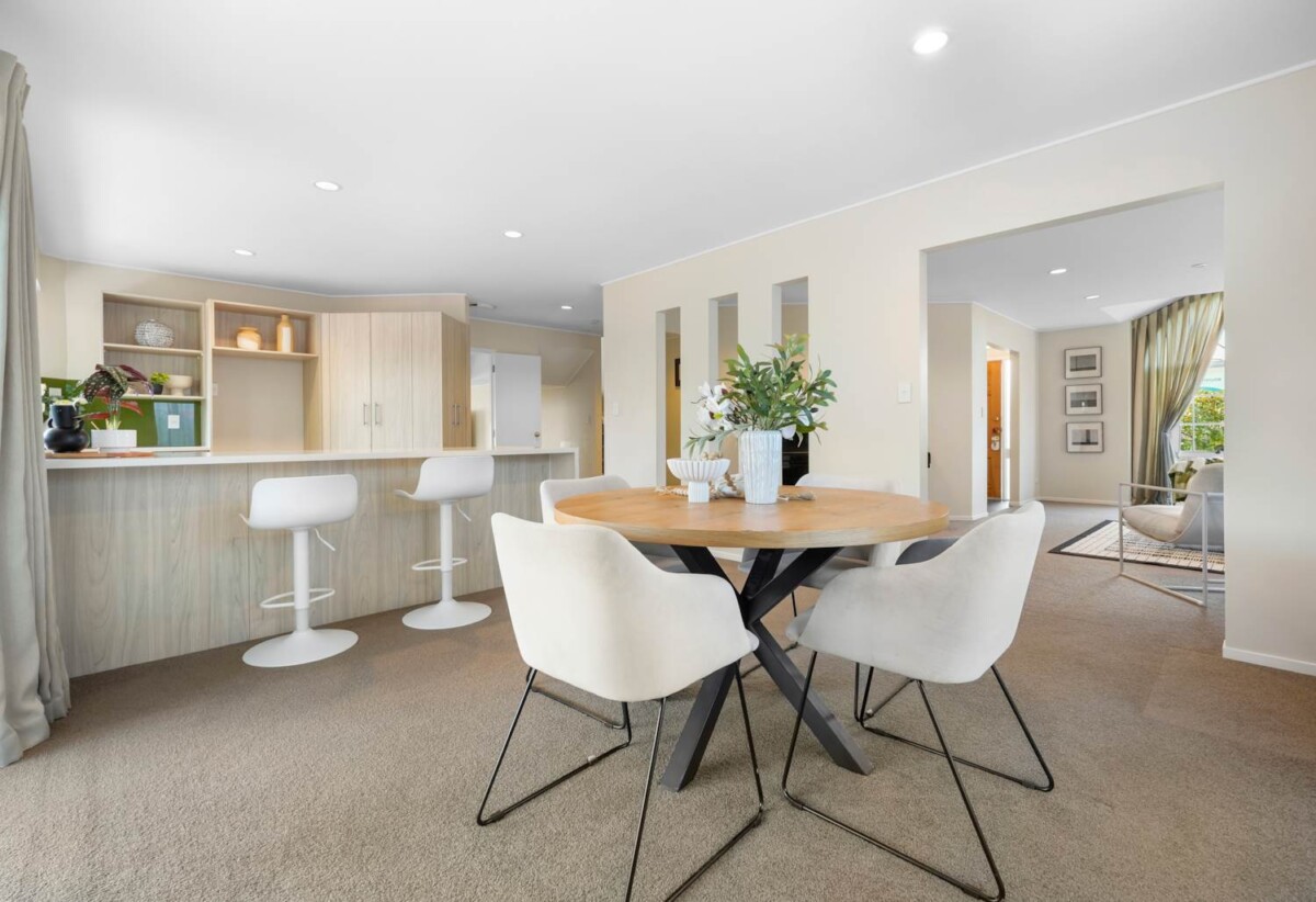 4 beds 3 baths house with double garage on 652m2 section, close to schools, shopping centres, golf club, 0.9 km to Botany Downs School, 117 Millhouse Drive, Northpark, Auckland