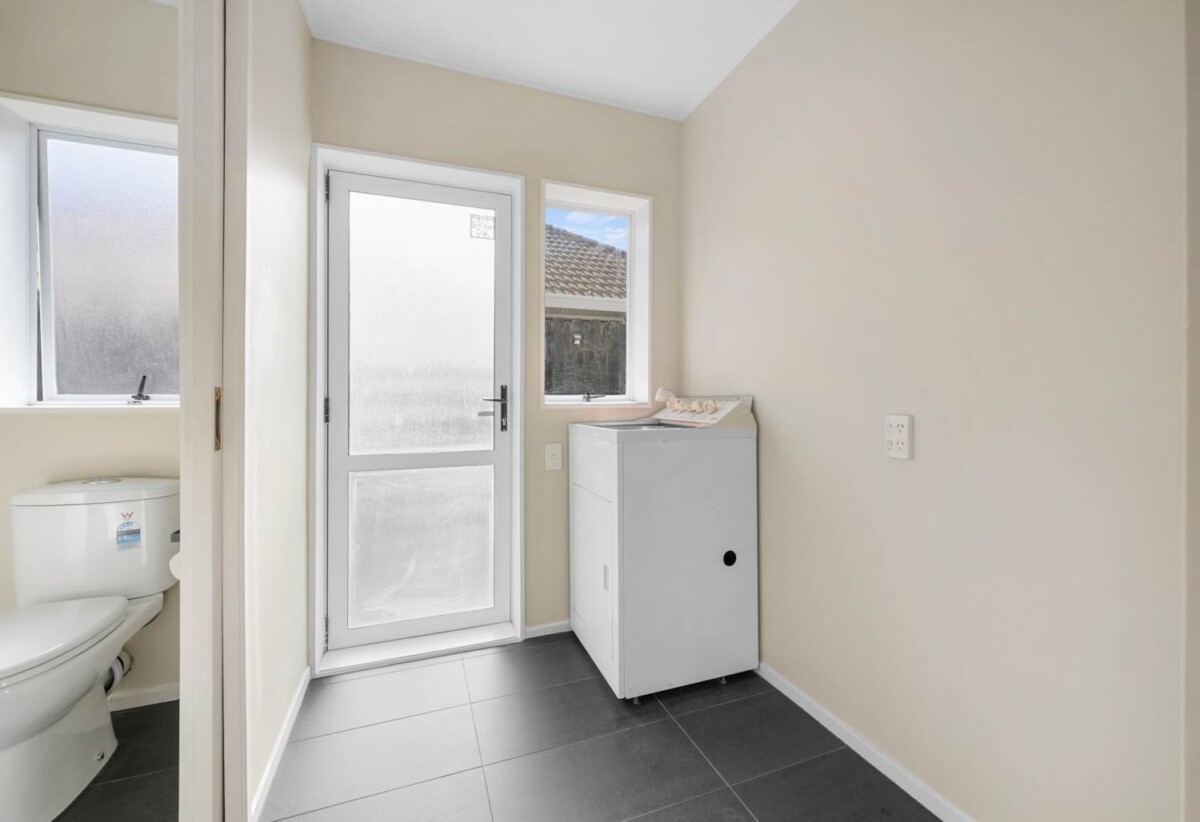 4 beds 3 baths house with double garage on 652m2 section, close to schools, shopping centres, golf club, 0.9 km to Botany Downs School, 117 Millhouse Drive, Northpark, Auckland