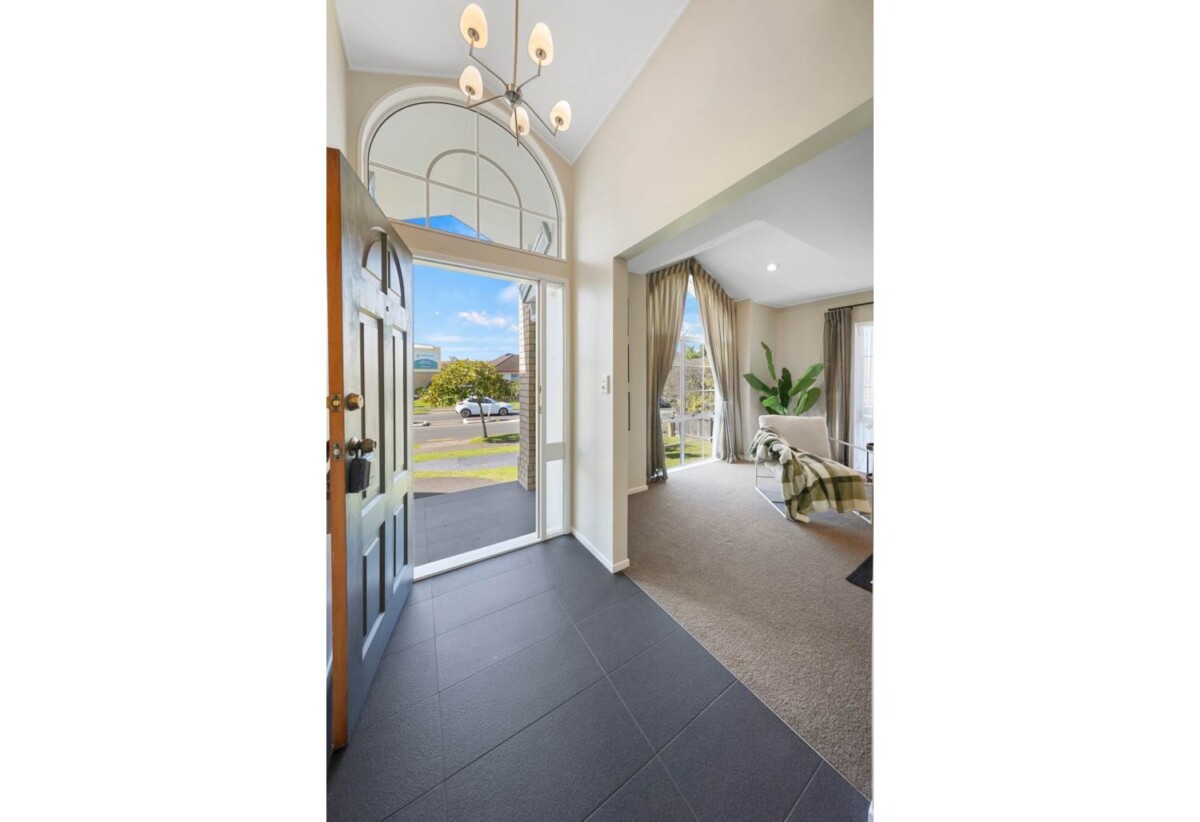 4 beds 3 baths house with double garage on 652m2 section, close to schools, shopping centres, golf club, 0.9 km to Botany Downs School, 117 Millhouse Drive, Northpark, Auckland