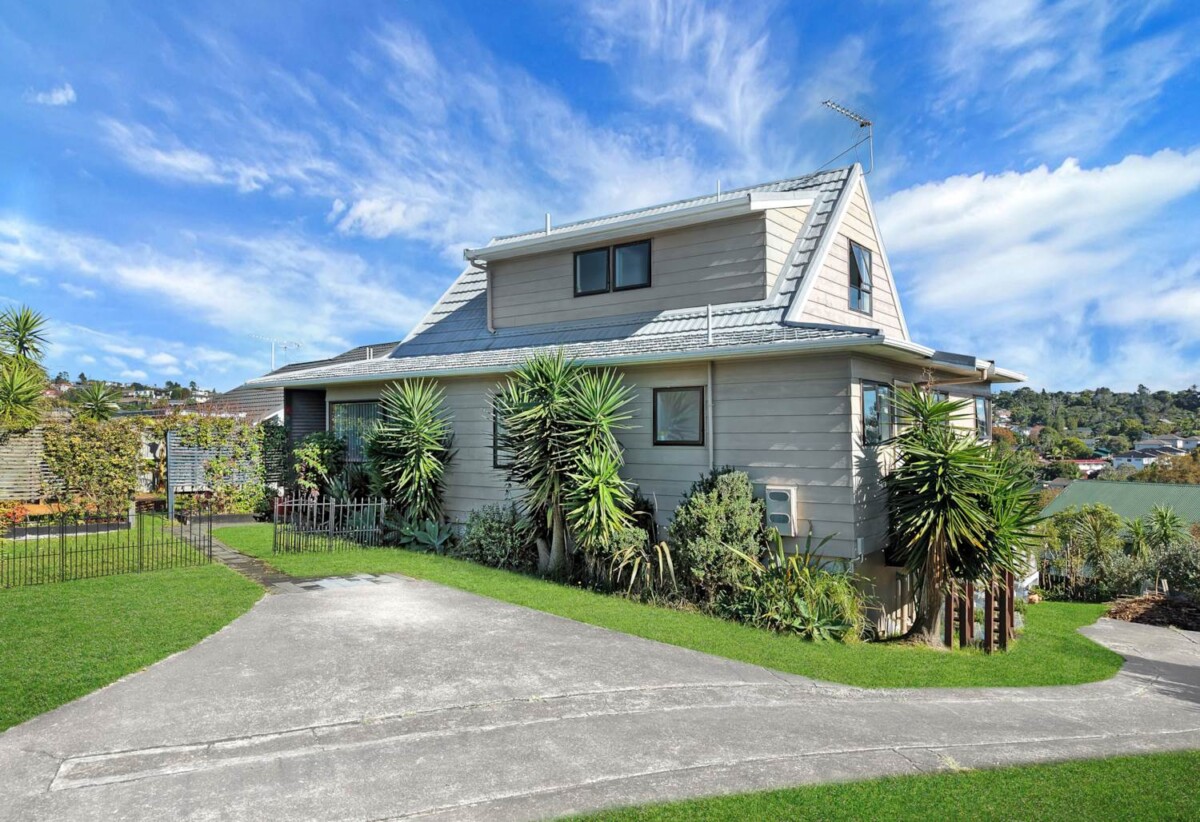Rangitoto College zone, 4 beds 2 baths house with swimming pool on 684m2 section, 2 beds upstairs and two downstairs, along with two bathrooms, including a semi-ensuite. within walking distance to Browns Bay Beach, shops, and a local kindergarten, 0.6 km to Sherwood School (Auckland), 30 Oaktree Avenue, Browns Bay, Auckland