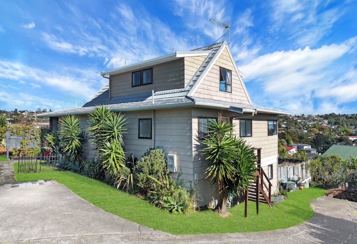 Rangitoto College zone, 4 beds 2 baths house with swimming pool on 684m2 section, 2 beds upstairs and two downstairs, along with two bathrooms, including a semi-ensuite. within walking distance to Browns Bay Beach, shops, and a local kindergarten, 0.6 km to Sherwood School (Auckland), 30 Oaktree Avenue, Browns Bay, Auckland