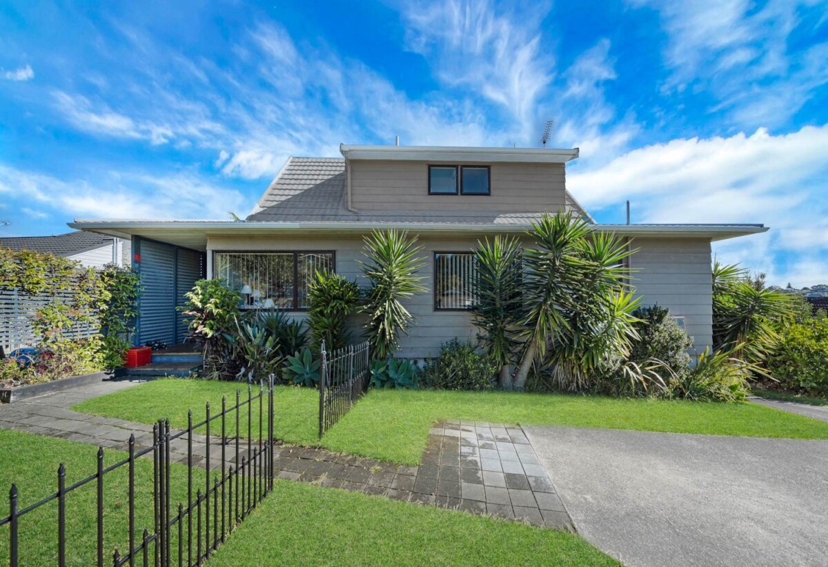 Rangitoto College zone, 4 beds 2 baths house with swimming pool on 684m2 section, 2 beds upstairs and two downstairs, along with two bathrooms, including a semi-ensuite. within walking distance to Browns Bay Beach, shops, and a local kindergarten, 0.6 km to Sherwood School (Auckland), 30 Oaktree Avenue, Browns Bay, Auckland