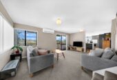 Rangitoto College zone, 4 beds 2 baths house with swimming pool on 684m2 section, 2 beds upstairs and two downstairs, along with two bathrooms, including a semi-ensuite. within walking distance to Browns Bay Beach, shops, and a local kindergarten, 0.6 km to Sherwood School (Auckland), 30 Oaktree Avenue, Browns Bay, Auckland