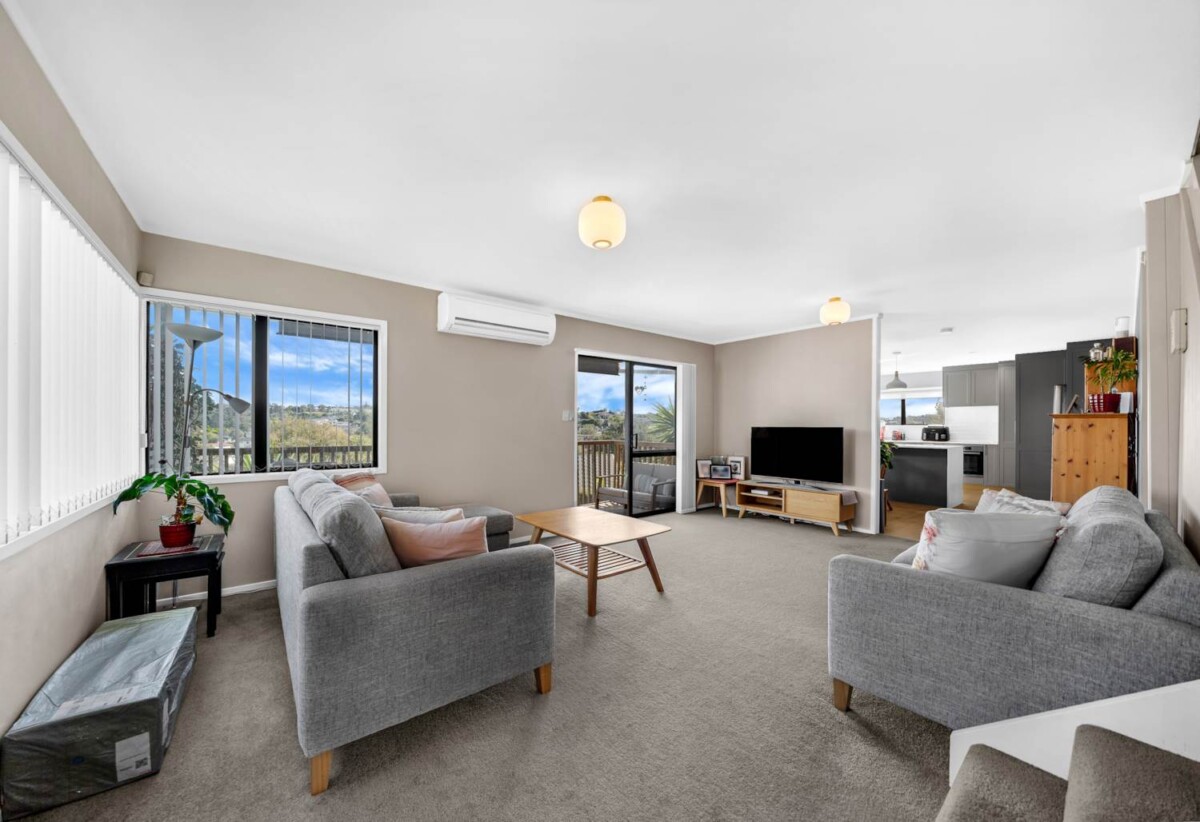 Rangitoto College zone, 4 beds 2 baths house with swimming pool on 684m2 section, 2 beds upstairs and two downstairs, along with two bathrooms, including a semi-ensuite. within walking distance to Browns Bay Beach, shops, and a local kindergarten, 0.6 km to Sherwood School (Auckland), 30 Oaktree Avenue, Browns Bay, Auckland