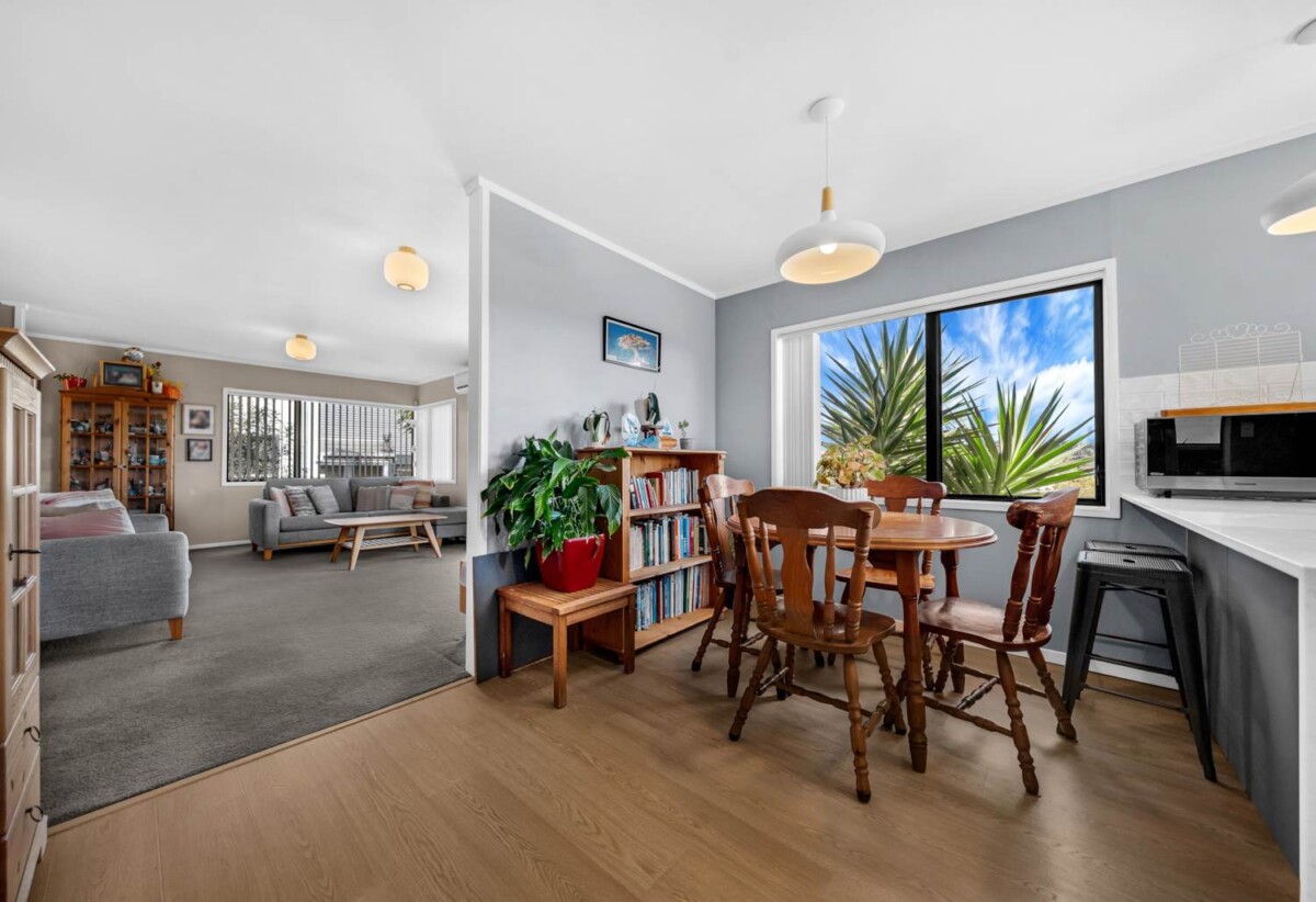 Rangitoto College zone, 4 beds 2 baths house with swimming pool on 684m2 section, 2 beds upstairs and two downstairs, along with two bathrooms, including a semi-ensuite. within walking distance to Browns Bay Beach, shops, and a local kindergarten, 0.6 km to Sherwood School (Auckland), 30 Oaktree Avenue, Browns Bay, Auckland