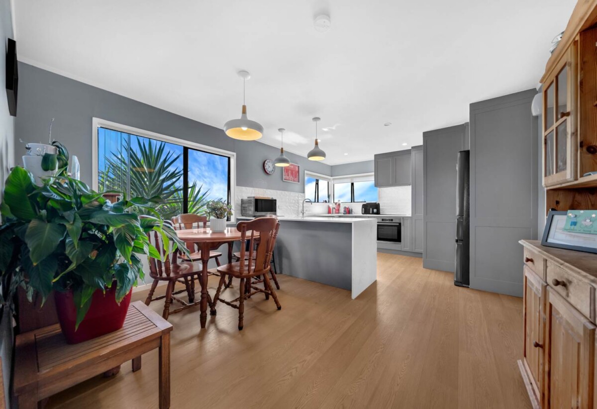 Rangitoto College zone, 4 beds 2 baths house with swimming pool on 684m2 section, 2 beds upstairs and two downstairs, along with two bathrooms, including a semi-ensuite. within walking distance to Browns Bay Beach, shops, and a local kindergarten, 0.6 km to Sherwood School (Auckland), 30 Oaktree Avenue, Browns Bay, Auckland