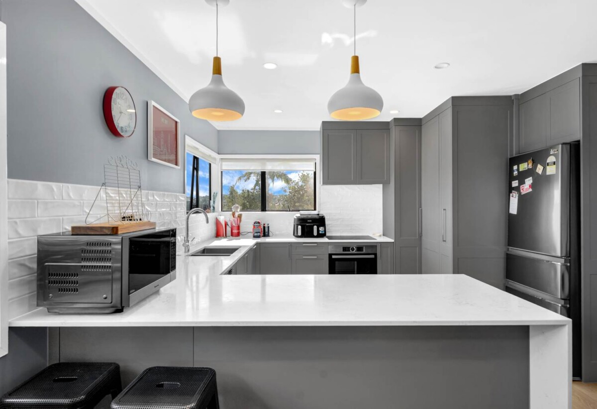 Rangitoto College zone, 4 beds 2 baths house with swimming pool on 684m2 section, 2 beds upstairs and two downstairs, along with two bathrooms, including a semi-ensuite. within walking distance to Browns Bay Beach, shops, and a local kindergarten, 0.6 km to Sherwood School (Auckland), 30 Oaktree Avenue, Browns Bay, Auckland