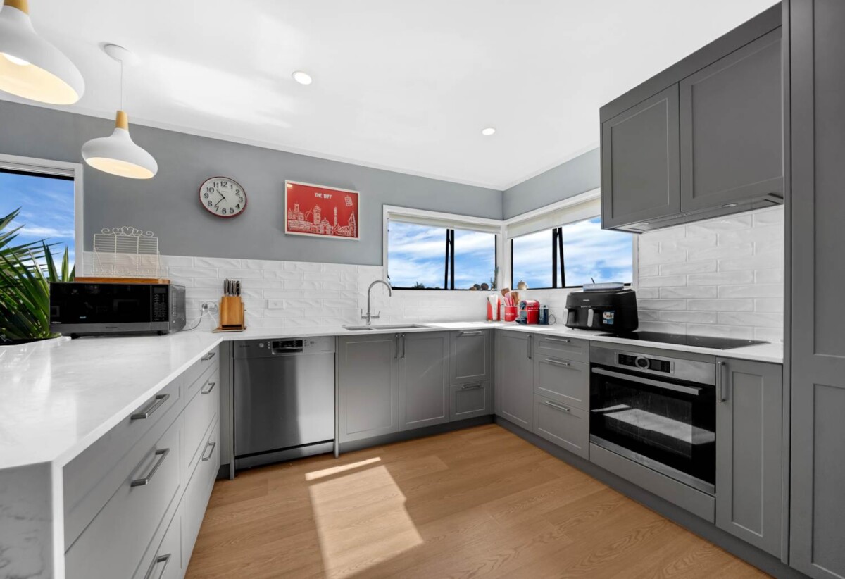 Rangitoto College zone, 4 beds 2 baths house with swimming pool on 684m2 section, 2 beds upstairs and two downstairs, along with two bathrooms, including a semi-ensuite. within walking distance to Browns Bay Beach, shops, and a local kindergarten, 0.6 km to Sherwood School (Auckland), 30 Oaktree Avenue, Browns Bay, Auckland