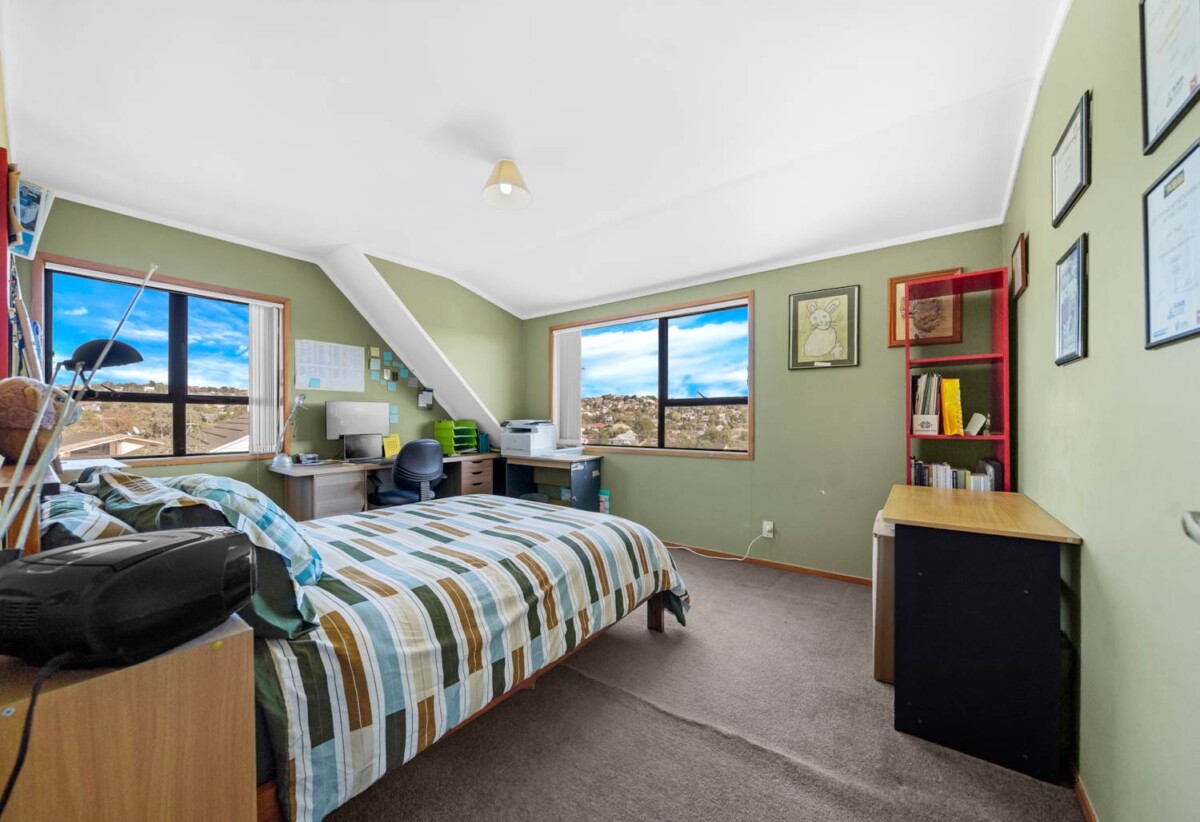 Rangitoto College zone, 4 beds 2 baths house with swimming pool on 684m2 section, 2 beds upstairs and two downstairs, along with two bathrooms, including a semi-ensuite. within walking distance to Browns Bay Beach, shops, and a local kindergarten, 0.6 km to Sherwood School (Auckland), 30 Oaktree Avenue, Browns Bay, Auckland