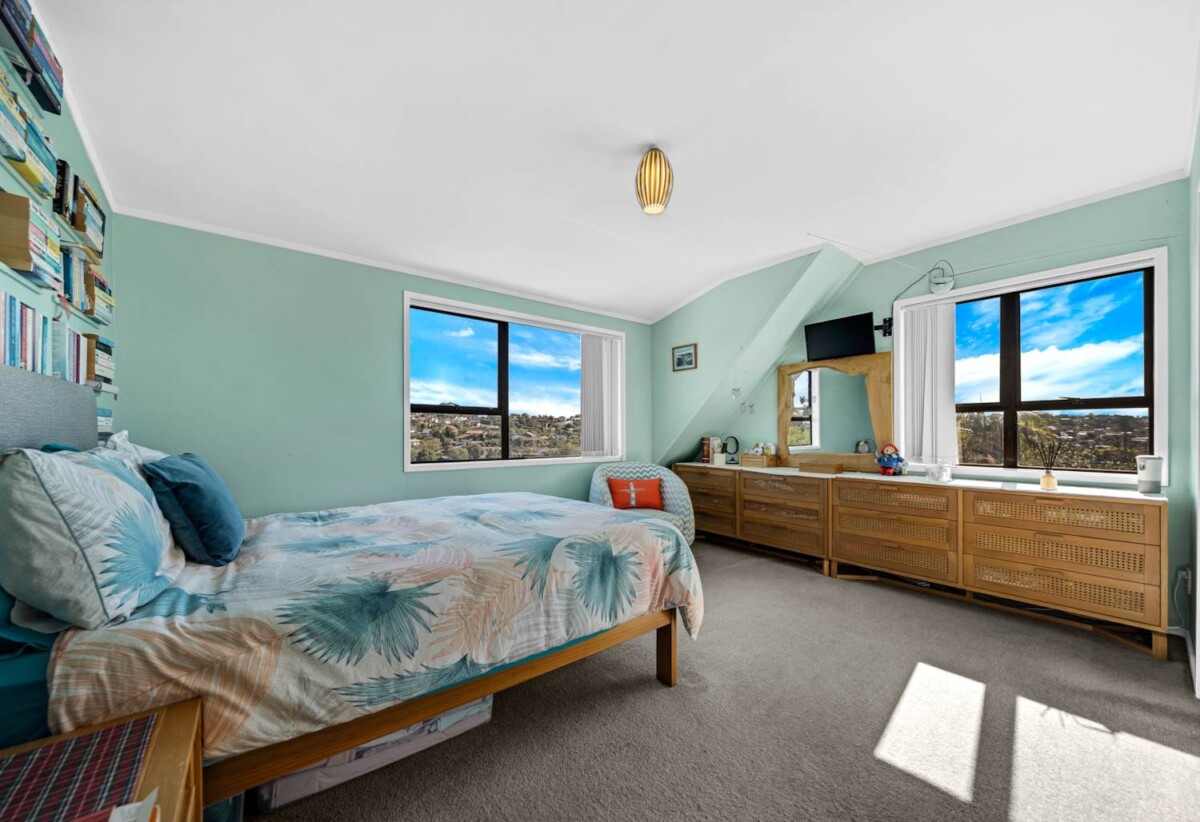 Rangitoto College zone, 4 beds 2 baths house with swimming pool on 684m2 section, 2 beds upstairs and two downstairs, along with two bathrooms, including a semi-ensuite. within walking distance to Browns Bay Beach, shops, and a local kindergarten, 0.6 km to Sherwood School (Auckland), 30 Oaktree Avenue, Browns Bay, Auckland