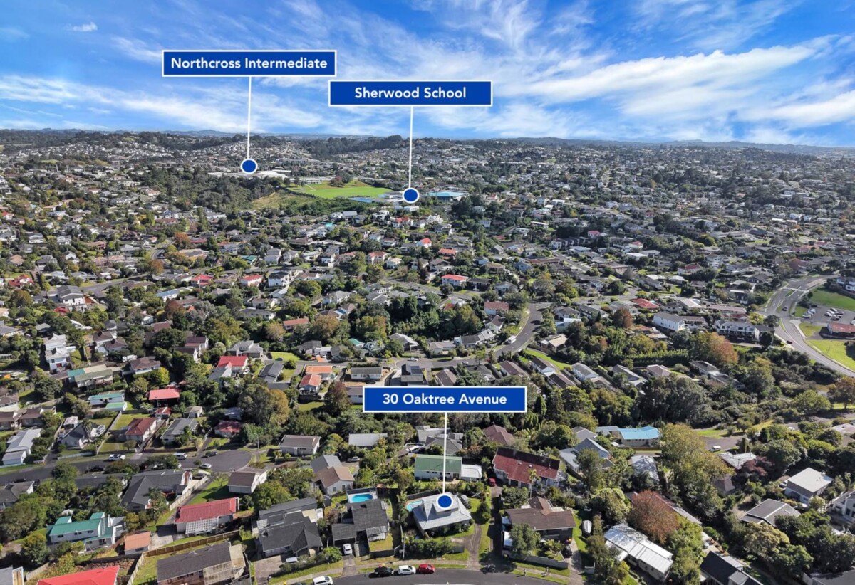 Rangitoto College zone, 4 beds 2 baths house with swimming pool on 684m2 section, 2 beds upstairs and two downstairs, along with two bathrooms, including a semi-ensuite. within walking distance to Browns Bay Beach, shops, and a local kindergarten, 0.6 km to Sherwood School (Auckland), 30 Oaktree Avenue, Browns Bay, Auckland