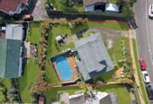 Rangitoto College zone, 4 beds 2 baths house with swimming pool on 684m2 section, 2 beds upstairs and two downstairs, along with two bathrooms, including a semi-ensuite. within walking distance to Browns Bay Beach, shops, and a local kindergarten, 0.6 km to Sherwood School (Auckland), 30 Oaktree Avenue, Browns Bay, Auckland