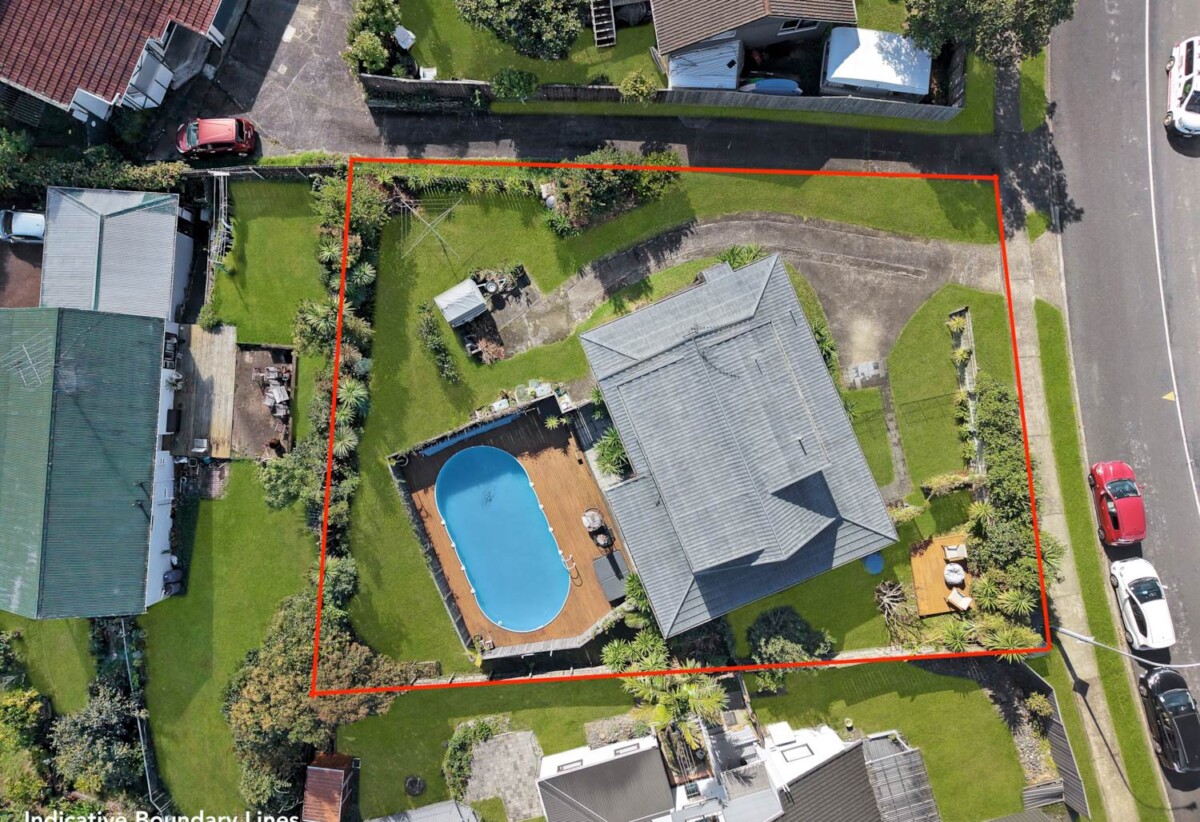 Rangitoto College zone, 4 beds 2 baths house with swimming pool on 684m2 section, 2 beds upstairs and two downstairs, along with two bathrooms, including a semi-ensuite. within walking distance to Browns Bay Beach, shops, and a local kindergarten, 0.6 km to Sherwood School (Auckland), 30 Oaktree Avenue, Browns Bay, Auckland
