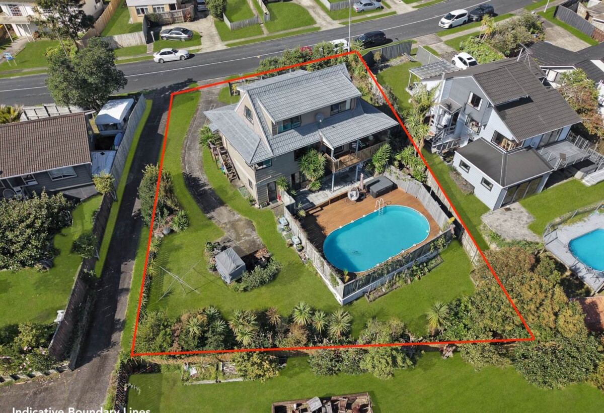 Rangitoto College zone, 4 beds 2 baths house with swimming pool on 684m2 section, 2 beds upstairs and two downstairs, along with two bathrooms, including a semi-ensuite. within walking distance to Browns Bay Beach, shops, and a local kindergarten, 0.6 km to Sherwood School (Auckland), 30 Oaktree Avenue, Browns Bay, Auckland
