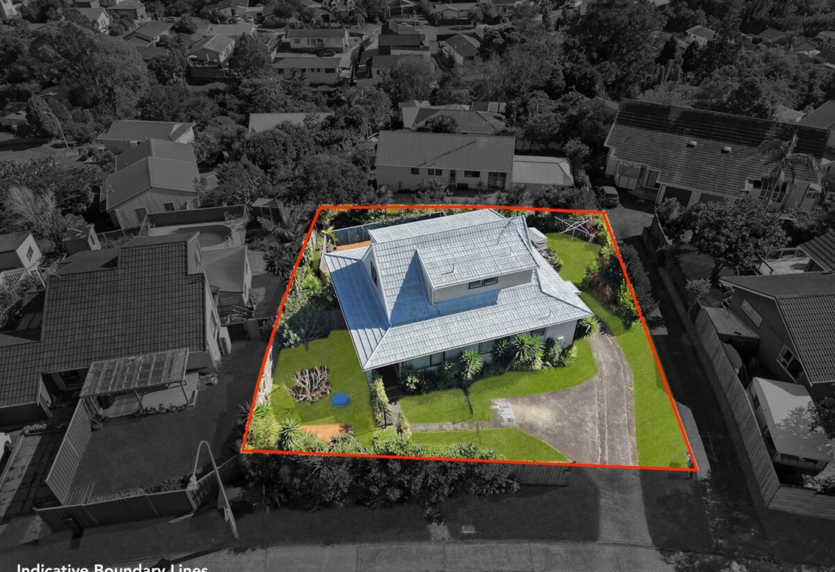 Rangitoto College zone, 4 beds 2 baths house with swimming pool on 684m2 section, 2 beds upstairs and two downstairs, along with two bathrooms, including a semi-ensuite. within walking distance to Browns Bay Beach, shops, and a local kindergarten, 0.6 km to Sherwood School (Auckland), 30 Oaktree Avenue, Browns Bay, Auckland