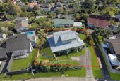 Rangitoto College zone, 4 beds 2 baths house with swimming pool on 684m2 section, 2 beds upstairs and two downstairs, along with two bathrooms, including a semi-ensuite. within walking distance to Browns Bay Beach, shops, and a local kindergarten, 0.6 km to Sherwood School (Auckland), 30 Oaktree Avenue, Browns Bay, Auckland