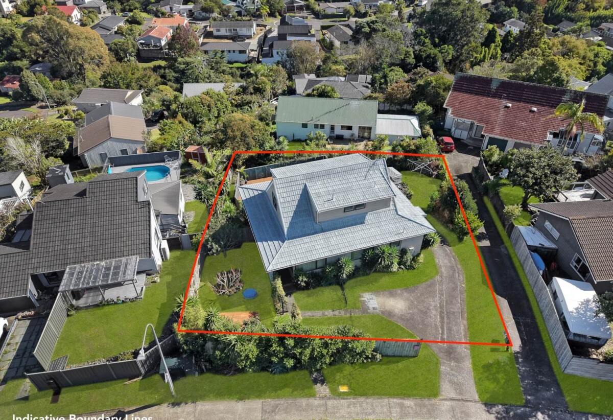 Rangitoto College zone, 4 beds 2 baths house with swimming pool on 684m2 section, 2 beds upstairs and two downstairs, along with two bathrooms, including a semi-ensuite. within walking distance to Browns Bay Beach, shops, and a local kindergarten, 0.6 km to Sherwood School (Auckland), 30 Oaktree Avenue, Browns Bay, Auckland