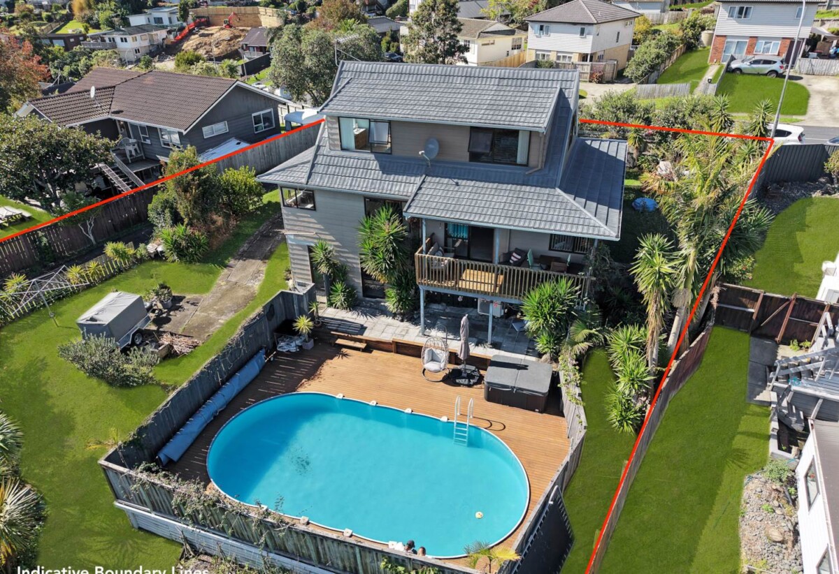 Rangitoto College zone, 4 beds 2 baths house with swimming pool on 684m2 section, 2 beds upstairs and two downstairs, along with two bathrooms, including a semi-ensuite. within walking distance to Browns Bay Beach, shops, and a local kindergarten, 0.6 km to Sherwood School (Auckland), 30 Oaktree Avenue, Browns Bay, Auckland