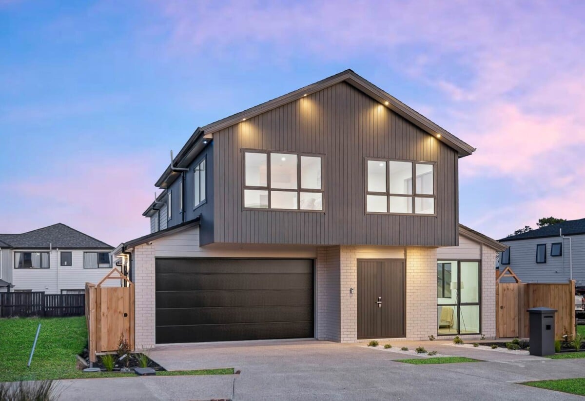 Brandnew 6 beds ( 4 ensuites) 5.5 naths house with double garage, 2-beds granny and Fireplace on 390m2 section, close to schools, shops, motorway access, waterfront walkaway, 0.4 km to Mangapikopiko School, 1.5 km to Rosehill Intermediate, 5 Catalina Avenue, Rosehill, Auckland