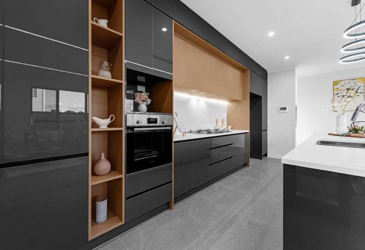 Brandnew 6 beds ( 4 ensuites) 5.5 naths house with double garage, 2-beds granny and Fireplace on 390m2 section, close to schools, shops, motorway access, waterfront walkaway, 0.4 km to Mangapikopiko School, 1.5 km to Rosehill Intermediate, 5 Catalina Avenue, Rosehill, Auckland