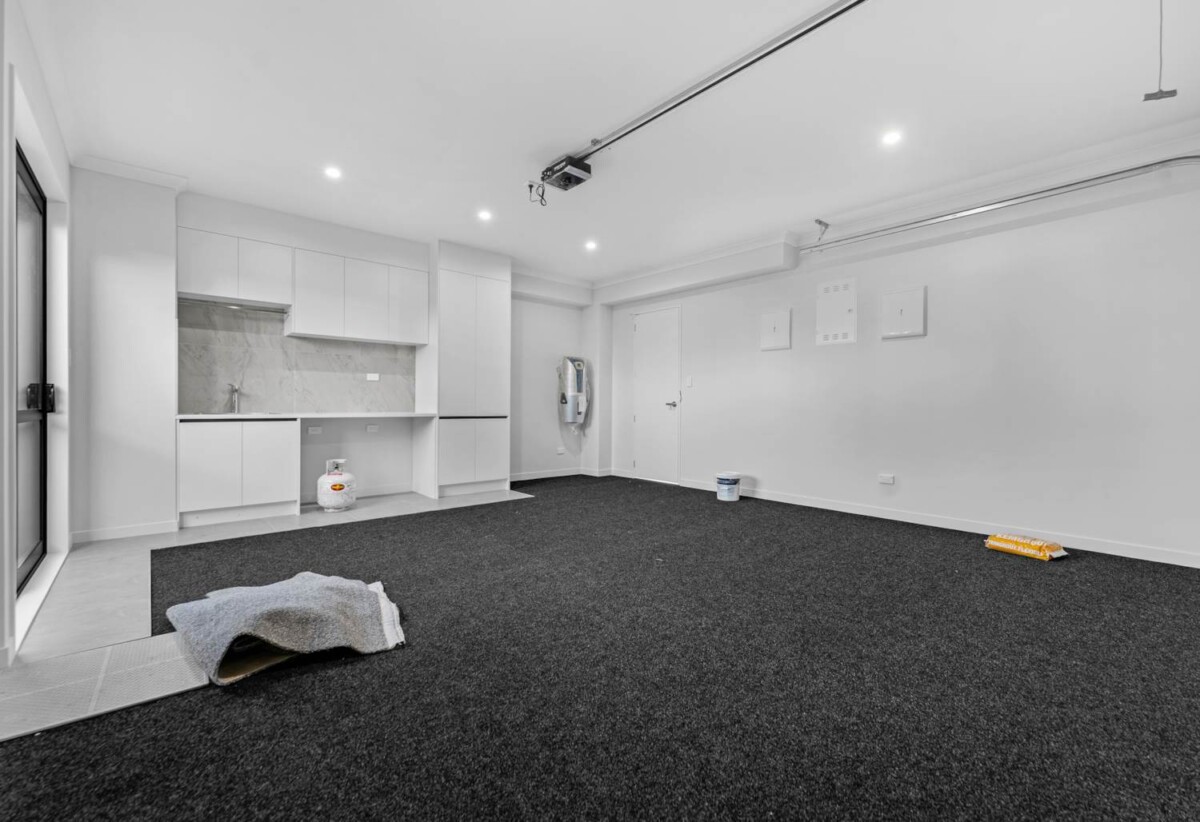 Brandnew 6 beds ( 4 ensuites) 5.5 naths house with double garage, 2-beds granny and Fireplace on 390m2 section, close to schools, shops, motorway access, waterfront walkaway, 0.4 km to Mangapikopiko School, 1.5 km to Rosehill Intermediate, 5 Catalina Avenue, Rosehill, Auckland