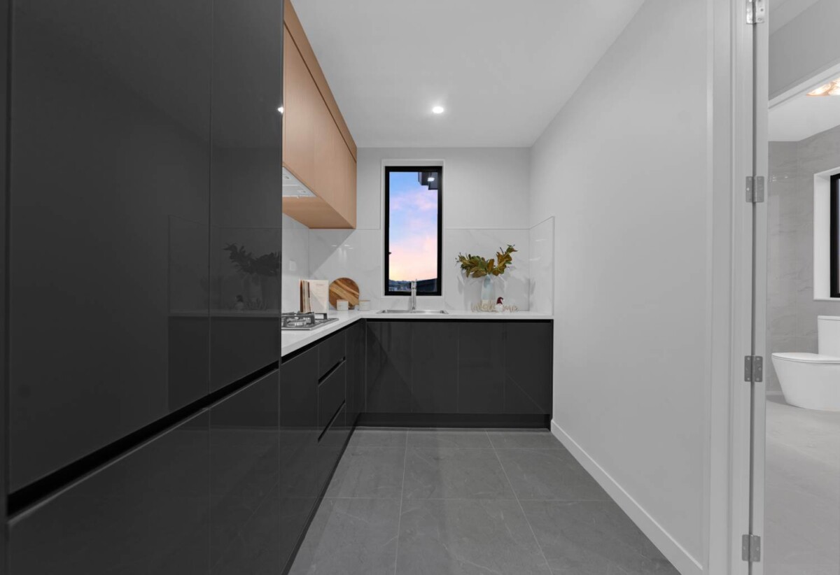 Brandnew 6 beds ( 4 ensuites) 5.5 naths house with double garage, 2-beds granny and Fireplace on 390m2 section, close to schools, shops, motorway access, waterfront walkaway, 0.4 km to Mangapikopiko School, 1.5 km to Rosehill Intermediate, 5 Catalina Avenue, Rosehill, Auckland
