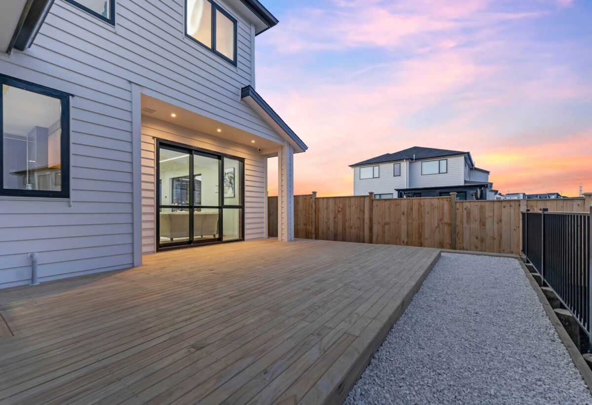 Brandnew 6 beds ( 4 ensuites) 5.5 naths house with double garage, 2-beds granny and Fireplace on 390m2 section, close to schools, shops, motorway access, waterfront walkaway, 0.4 km to Mangapikopiko School, 1.5 km to Rosehill Intermediate, 5 Catalina Avenue, Rosehill, Auckland