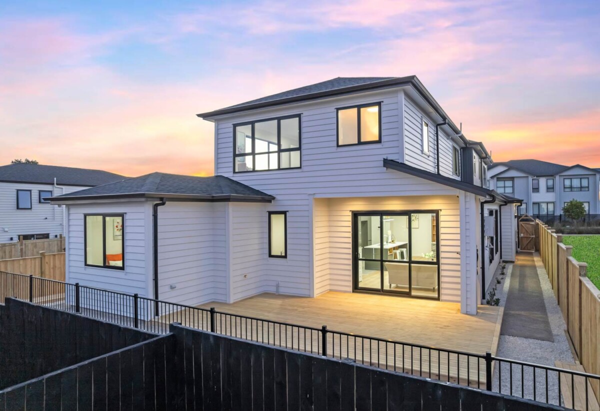 Brandnew 6 beds ( 4 ensuites) 5.5 naths house with double garage, 2-beds granny and Fireplace on 390m2 section, close to schools, shops, motorway access, waterfront walkaway, 0.4 km to Mangapikopiko School, 1.5 km to Rosehill Intermediate, 5 Catalina Avenue, Rosehill, Auckland