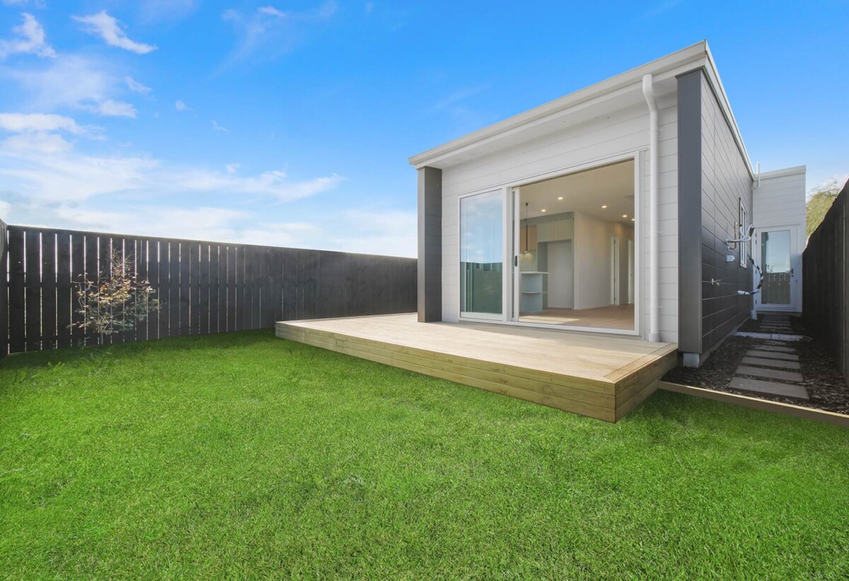 126m2 Brandnew 3 beds 2 baths house with garage and Attic/ Loft on 208m2 section, close to shops, schools, motorway access, waterfront walkaway, 1.2 km to Ngakoroa School, 2.7 km to Rosehill College, 24 Te Taiheke Road, Karaka, Auckland
