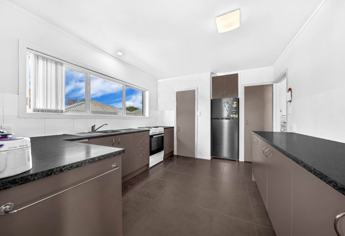 3 beds 1 bath house with garage on 730m2 section, close to shops, supermarkets, schools, 0.4 km to Pukekohe North School, 1.2 km to Pukekohe Intermediate, 40 Tasman Street, Pukekohe, Auckland